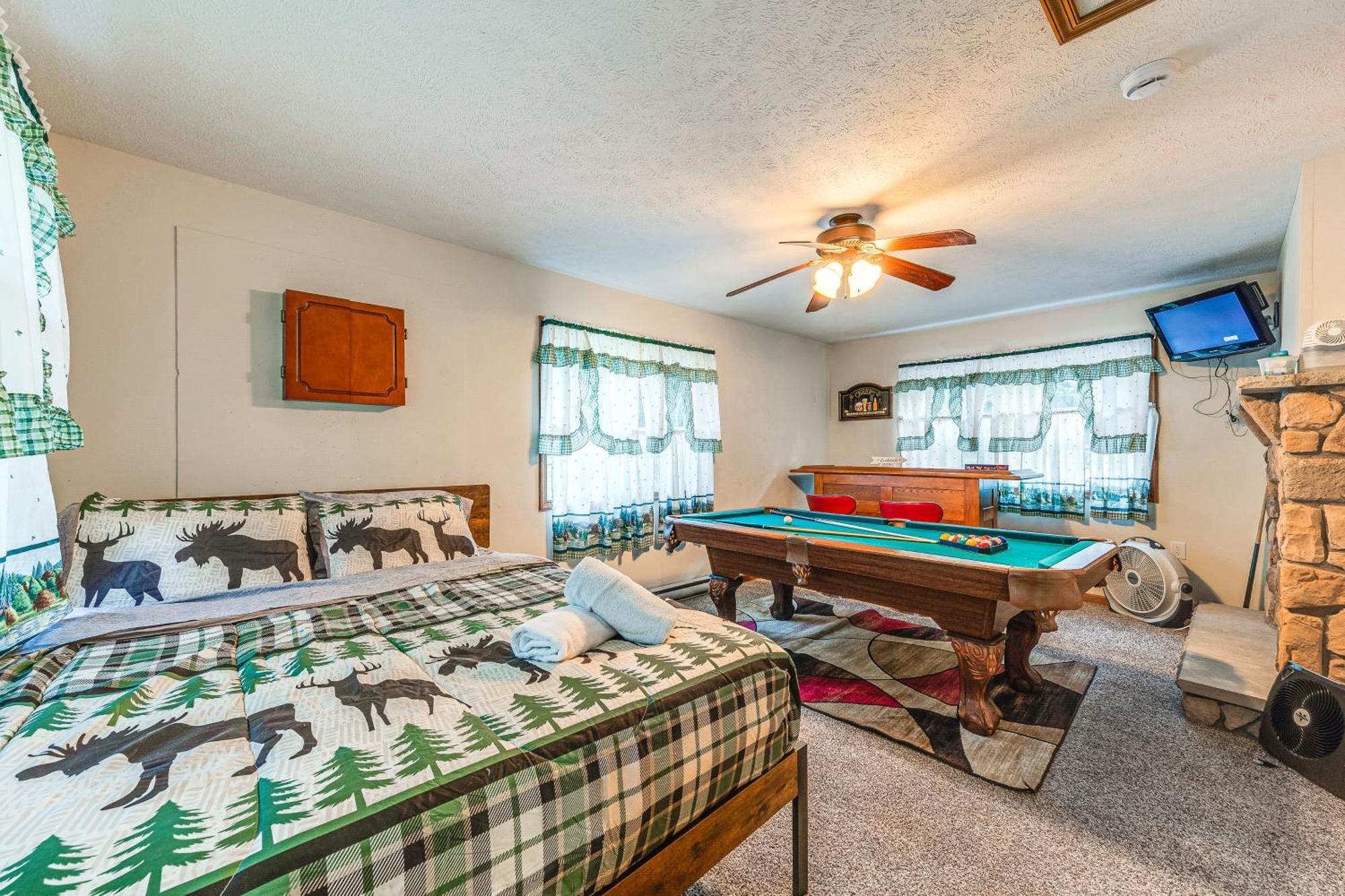 Pet-Friendly Pocono Lake Oasis With Hot Tub! Exterior photo
