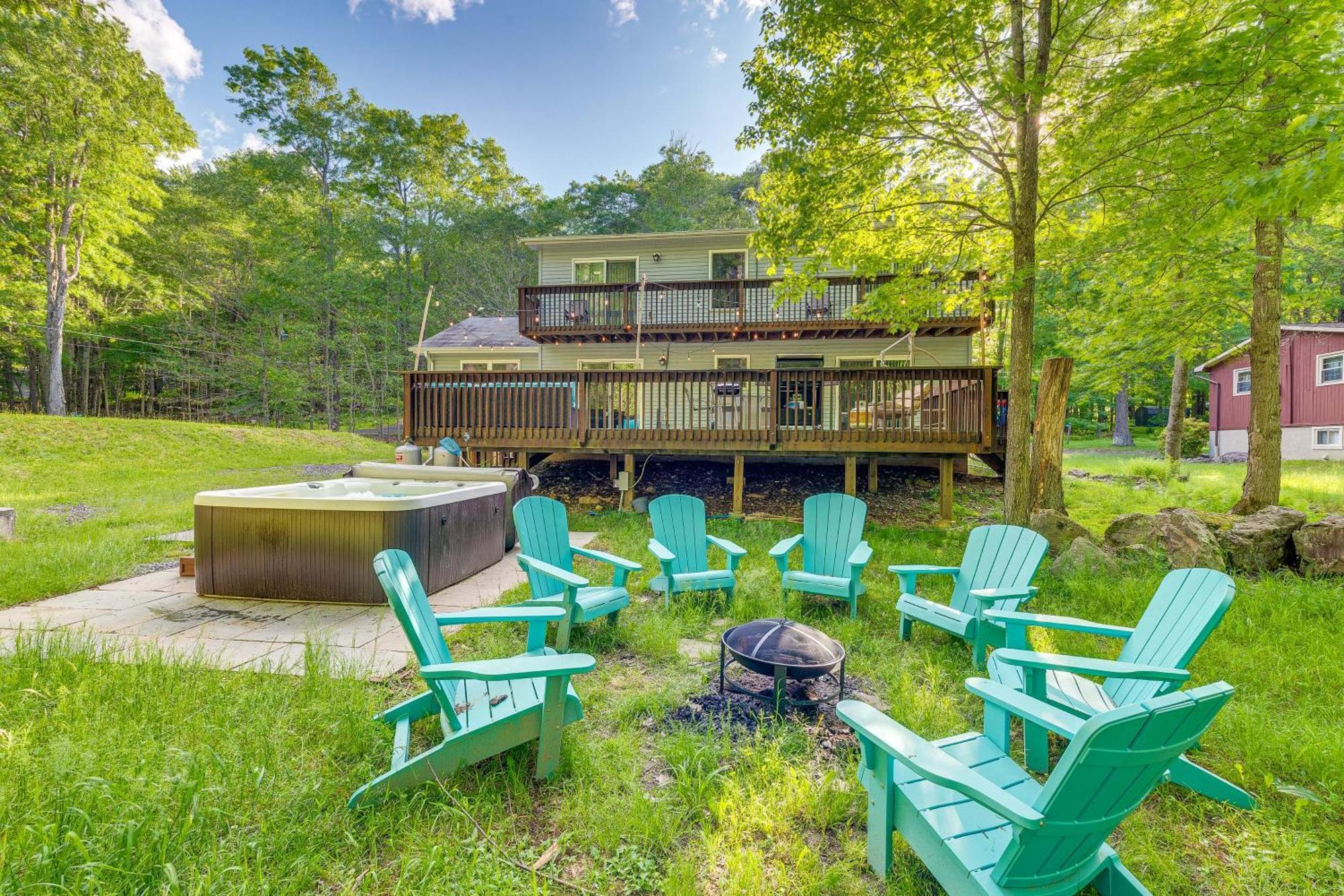 Pet-Friendly Pocono Lake Oasis With Hot Tub! Exterior photo