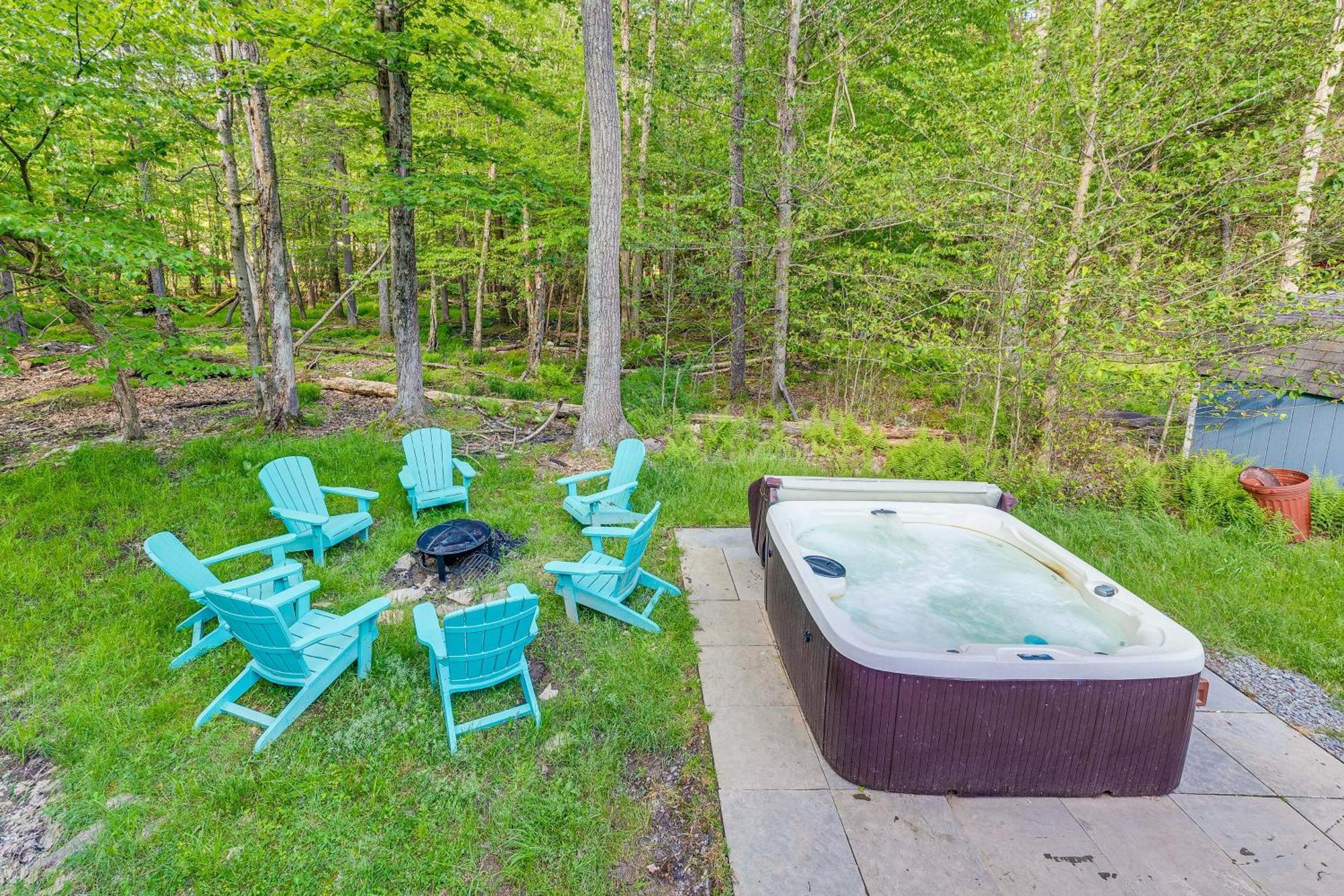 Pet-Friendly Pocono Lake Oasis With Hot Tub! Exterior photo