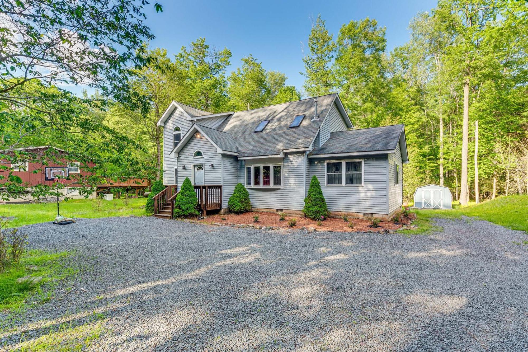 Pet-Friendly Pocono Lake Oasis With Hot Tub! Exterior photo