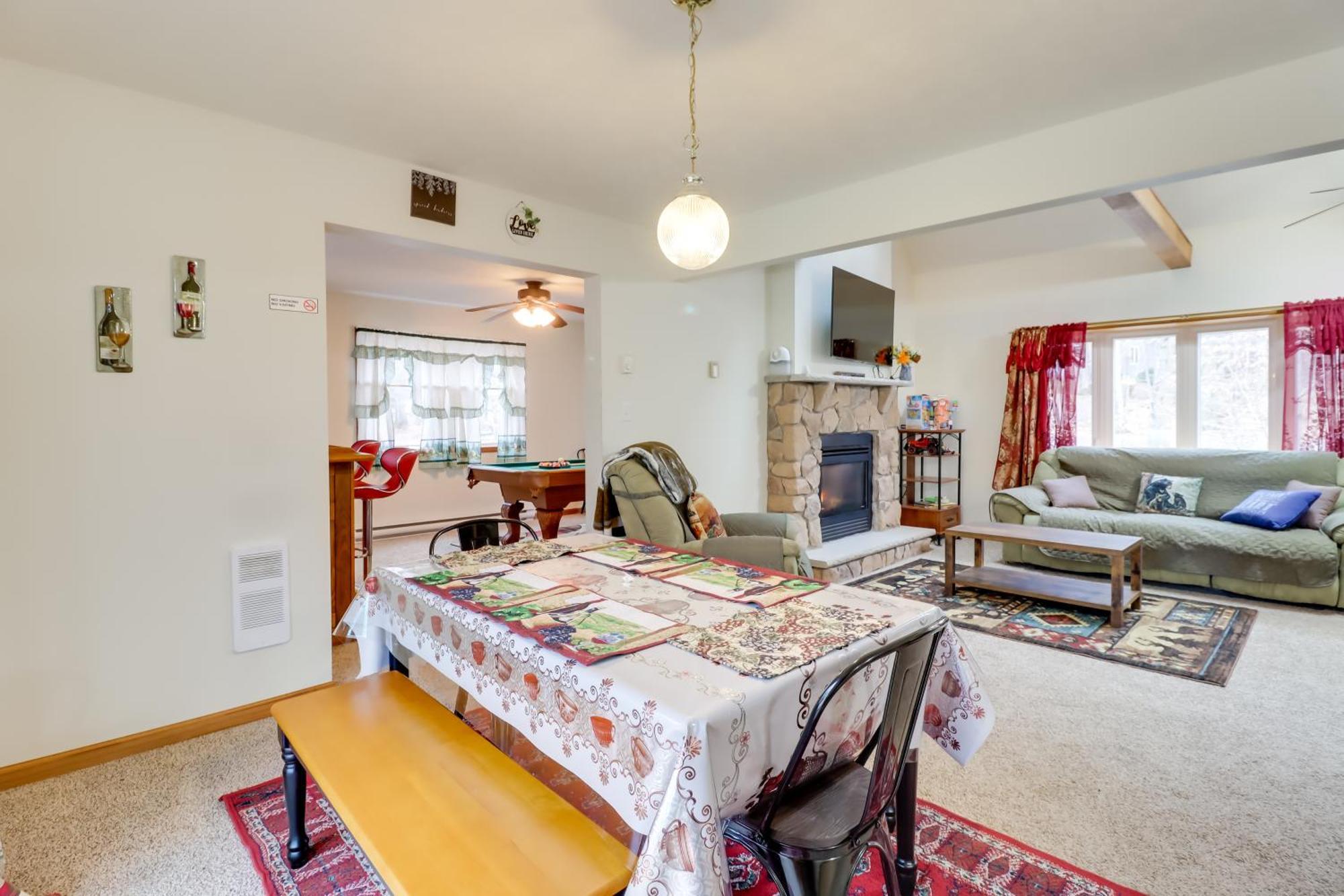Pet-Friendly Pocono Lake Oasis With Hot Tub! Exterior photo