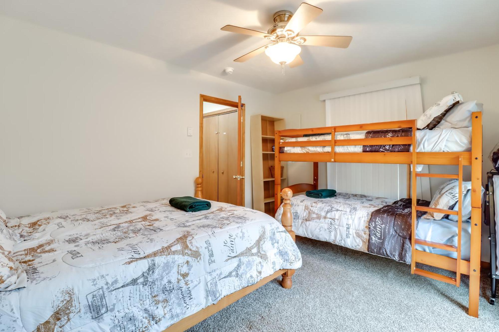 Pet-Friendly Pocono Lake Oasis With Hot Tub! Exterior photo